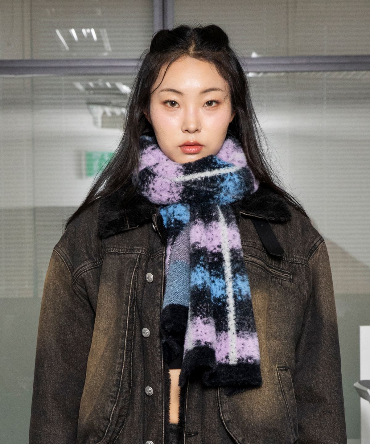 엑스톤즈(XTONZ) XTA056 체크 소프트 헤어리 머플러 (CANDY BLACK)