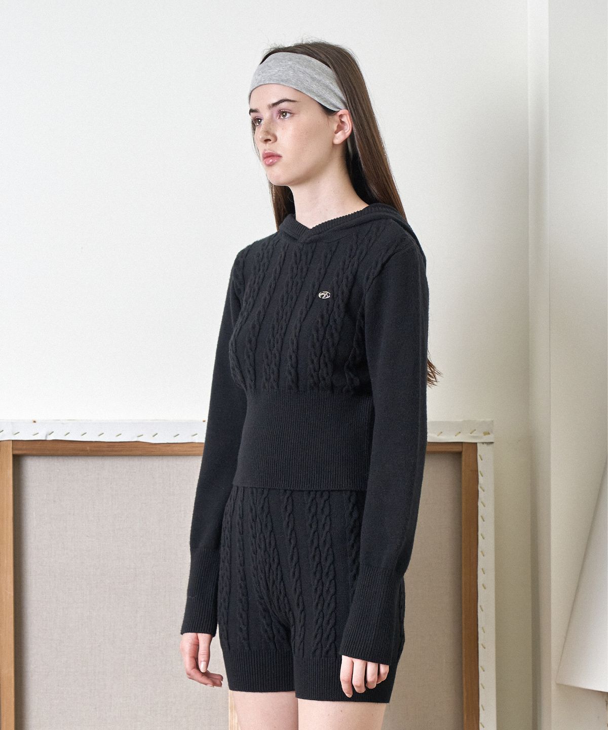 아메스 월드와이드(AMES-WORLDWIDE) CROP CABLE HOODIE KNIT BLACK