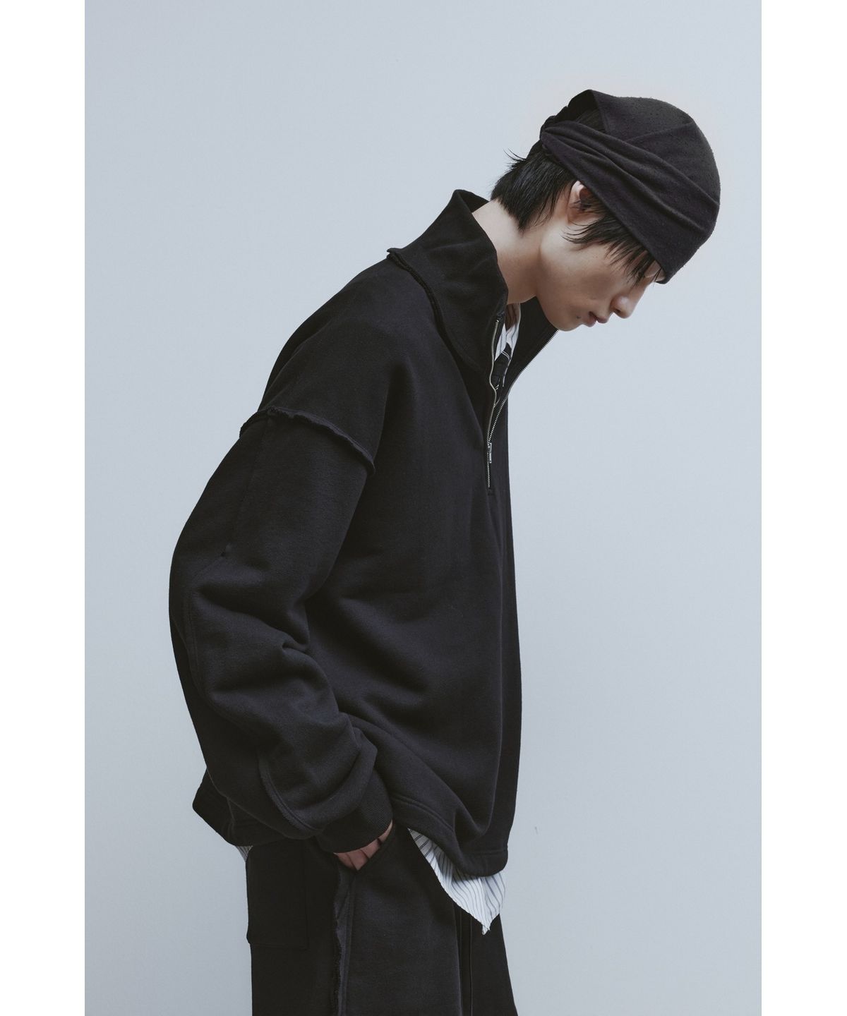 유스(YOUTH) Cut-off Half Zip-up Sweatshirt - Black