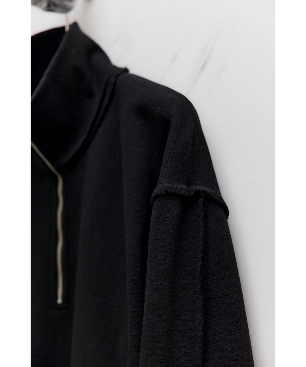 유스(YOUTH) Cut-off Half Zip-up Sweatshirt - Black