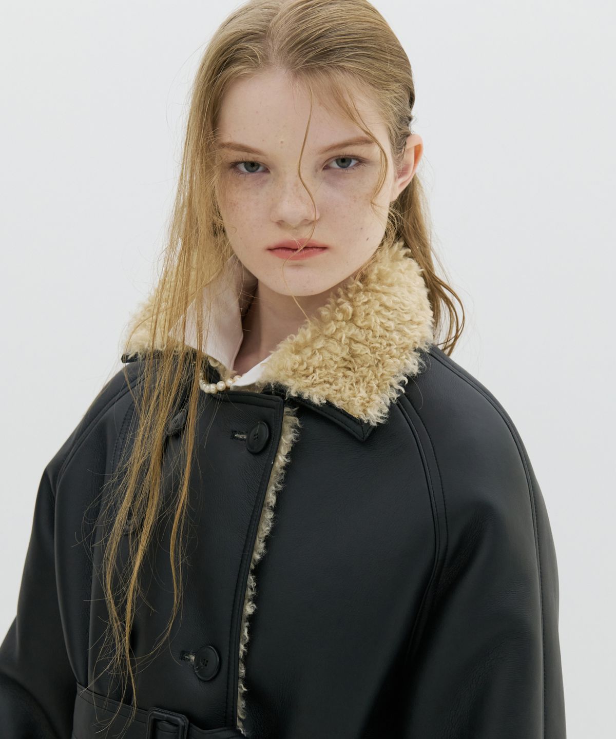 비콰이엇(B QUIET) SOFT FAUX SHEARING TRENCH HALF COAT_BLACK BEIGE