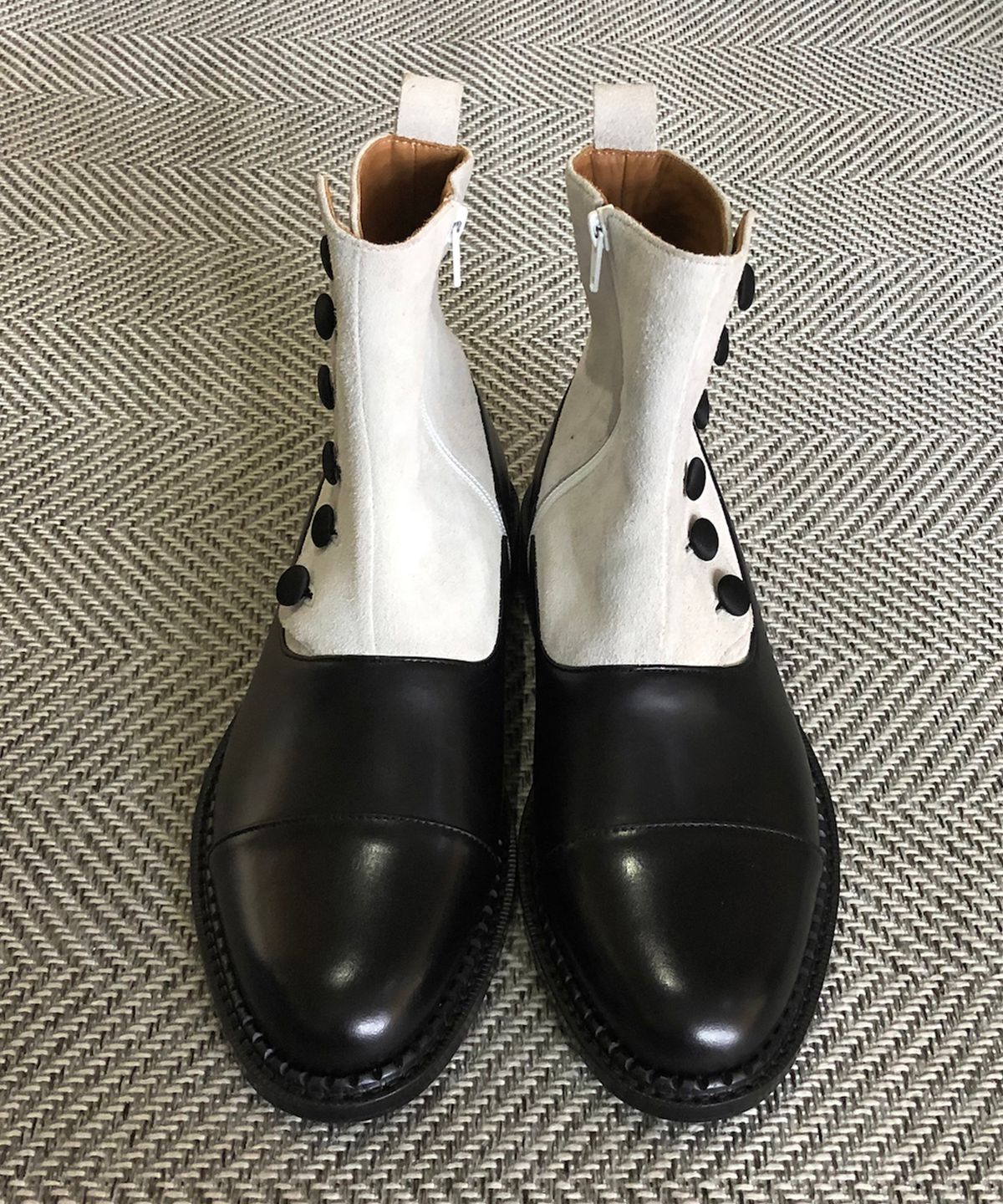 조앤슈(JOENSHOE) 벨라 버튼디테일 하프 부츠