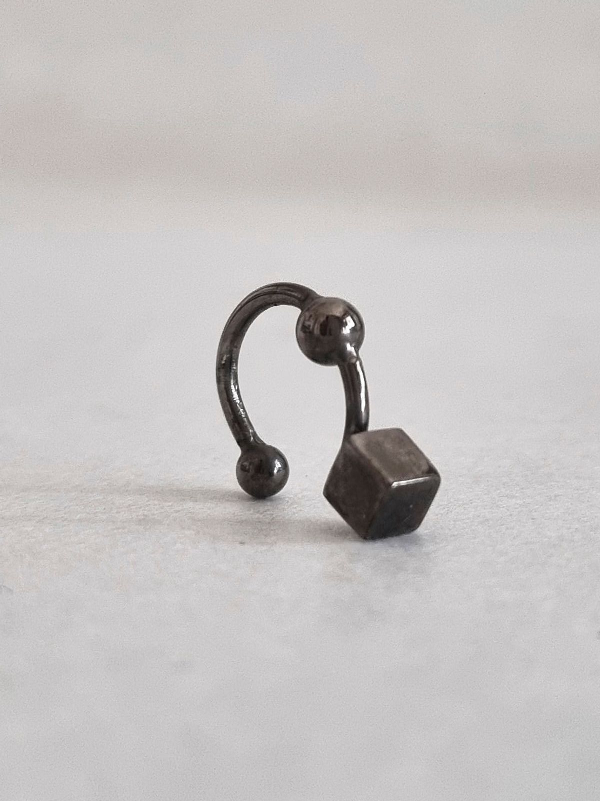 모이스튜디오(MOI STUDIO) 블랙 스퀘어 이어커프