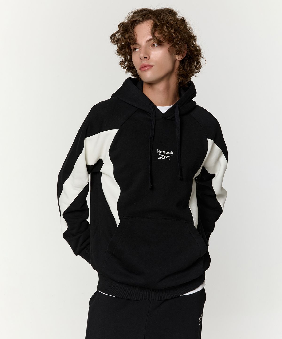 리복(REEBOK) 패널드 기모 후드티 - 블랙