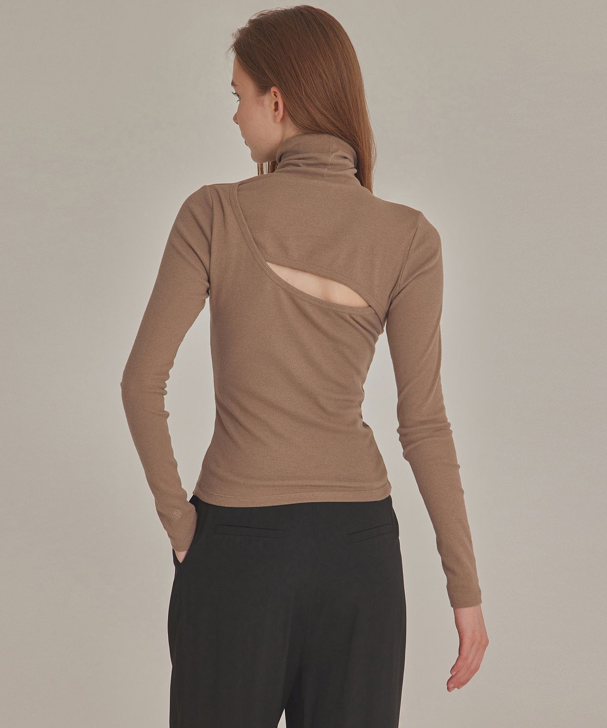 탑걸(TOPGIRL) RIBBED CUT-OUT BACK HIGH NECK TOP_T426TP113