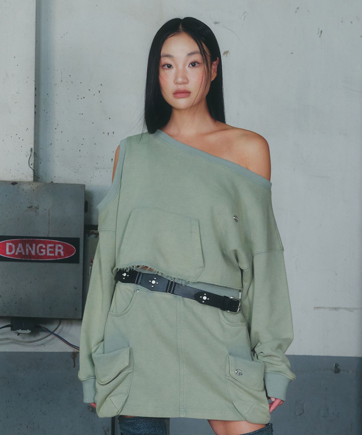 라라폭스(LALAFOX) OFF-SHOULDER SWEAT SHIRT KHAKI BQ4CL018