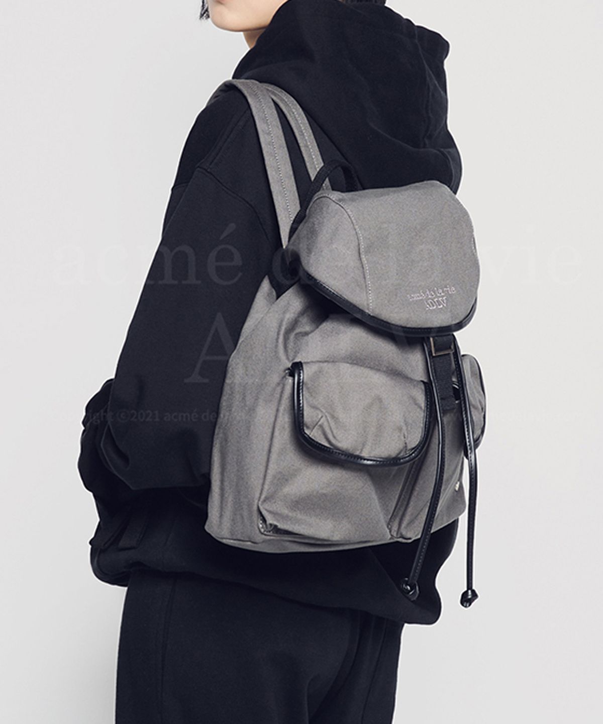 아크메드라비(ACME DE LA VIE) BASIC LOGO TRIANGLE POCKET BACKPACK (3COLOR)