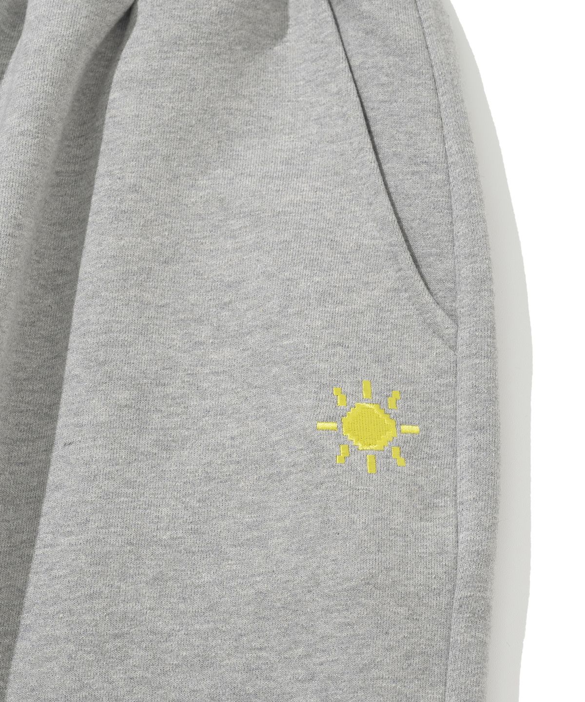 니티드(KNITTED) 데이 로고 스웨트 팬츠 GREY