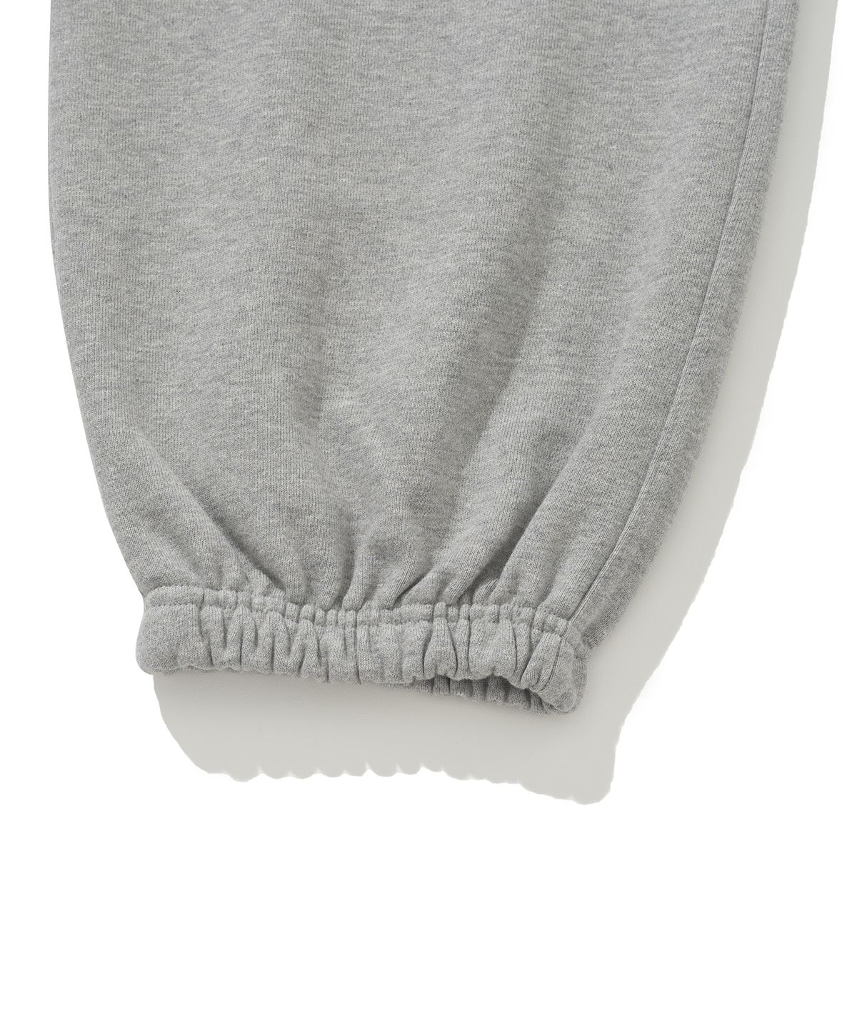 니티드(KNITTED) 데이 로고 스웨트 팬츠 GREY