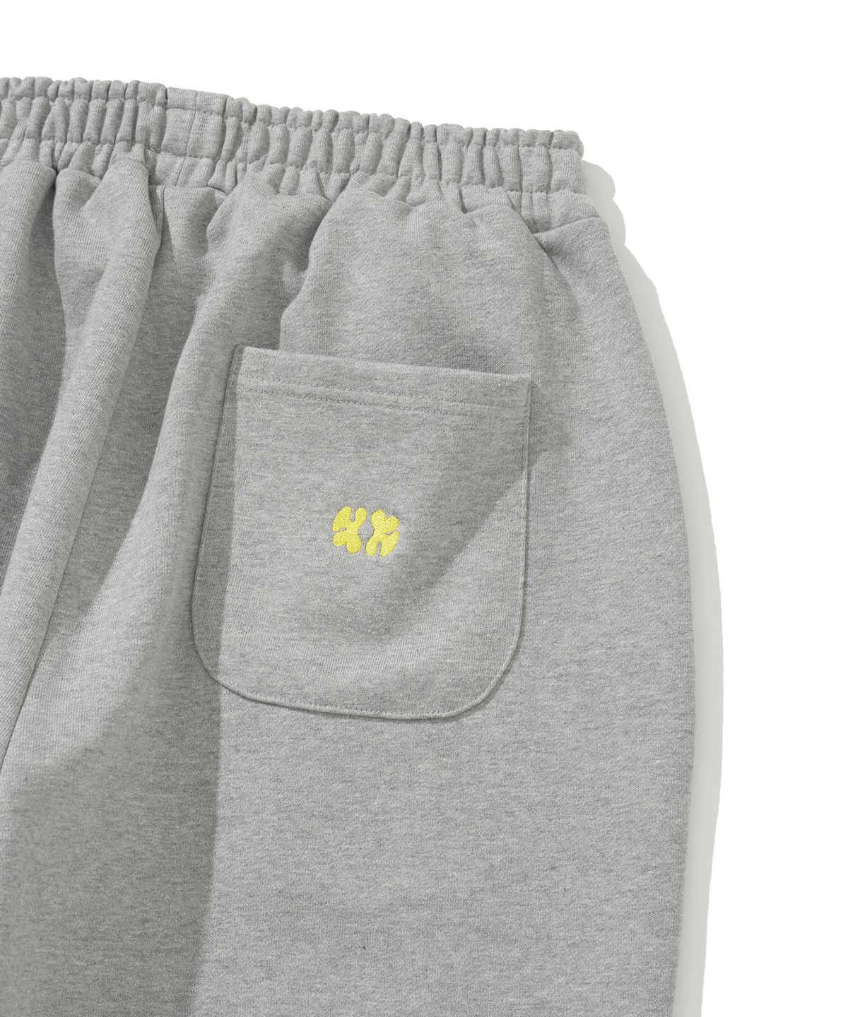 니티드(KNITTED) 데이 로고 스웨트 팬츠 GREY