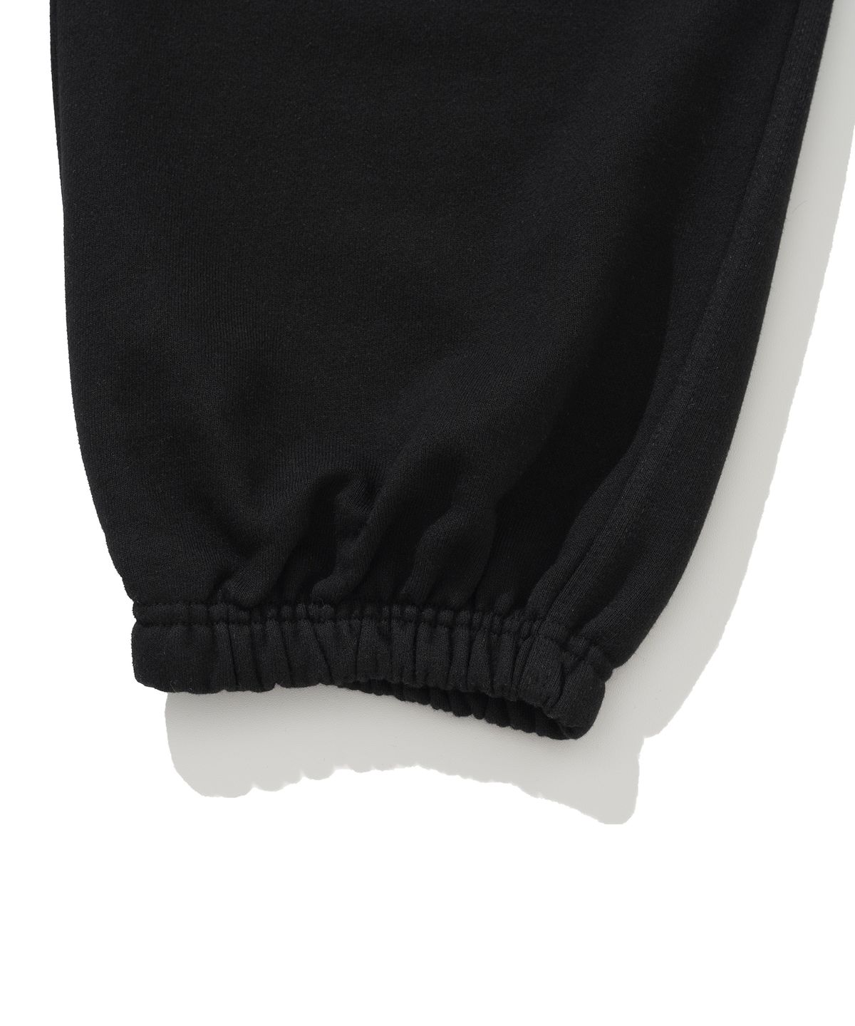 니티드(KNITTED) 데이 로고 스웨트 팬츠 BLACK