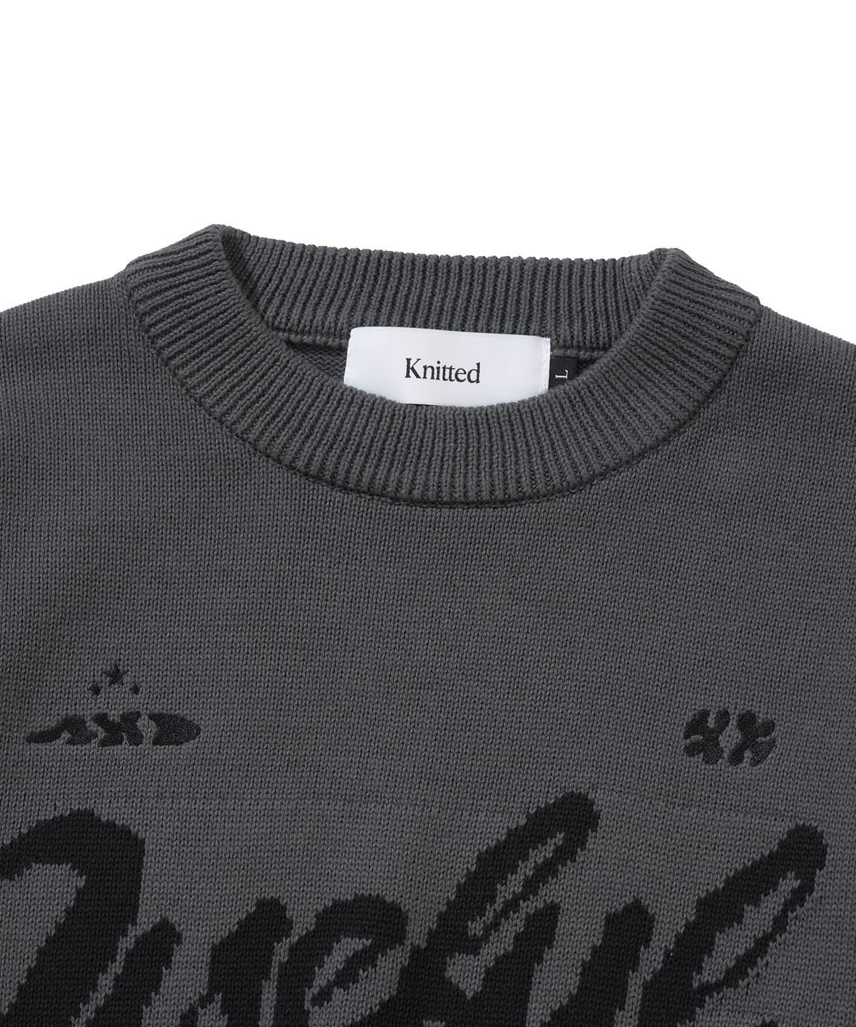 니티드(KNITTED) 바시티 자수 로고 니트 CHARCOAL