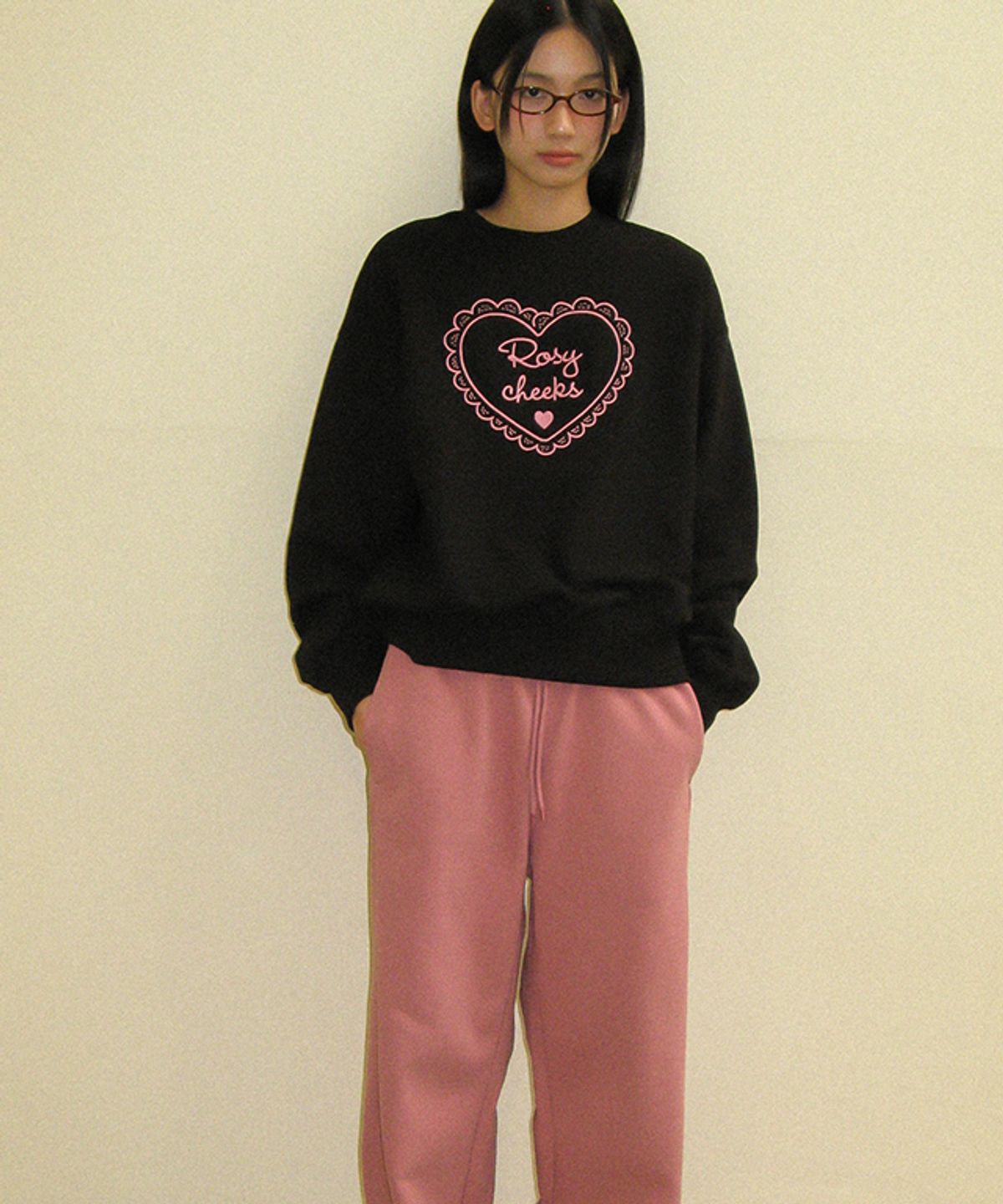 론론(RONRON) ROSY CHEEKS HEART EMBROIDERY SWEATSHIRTS BLACK