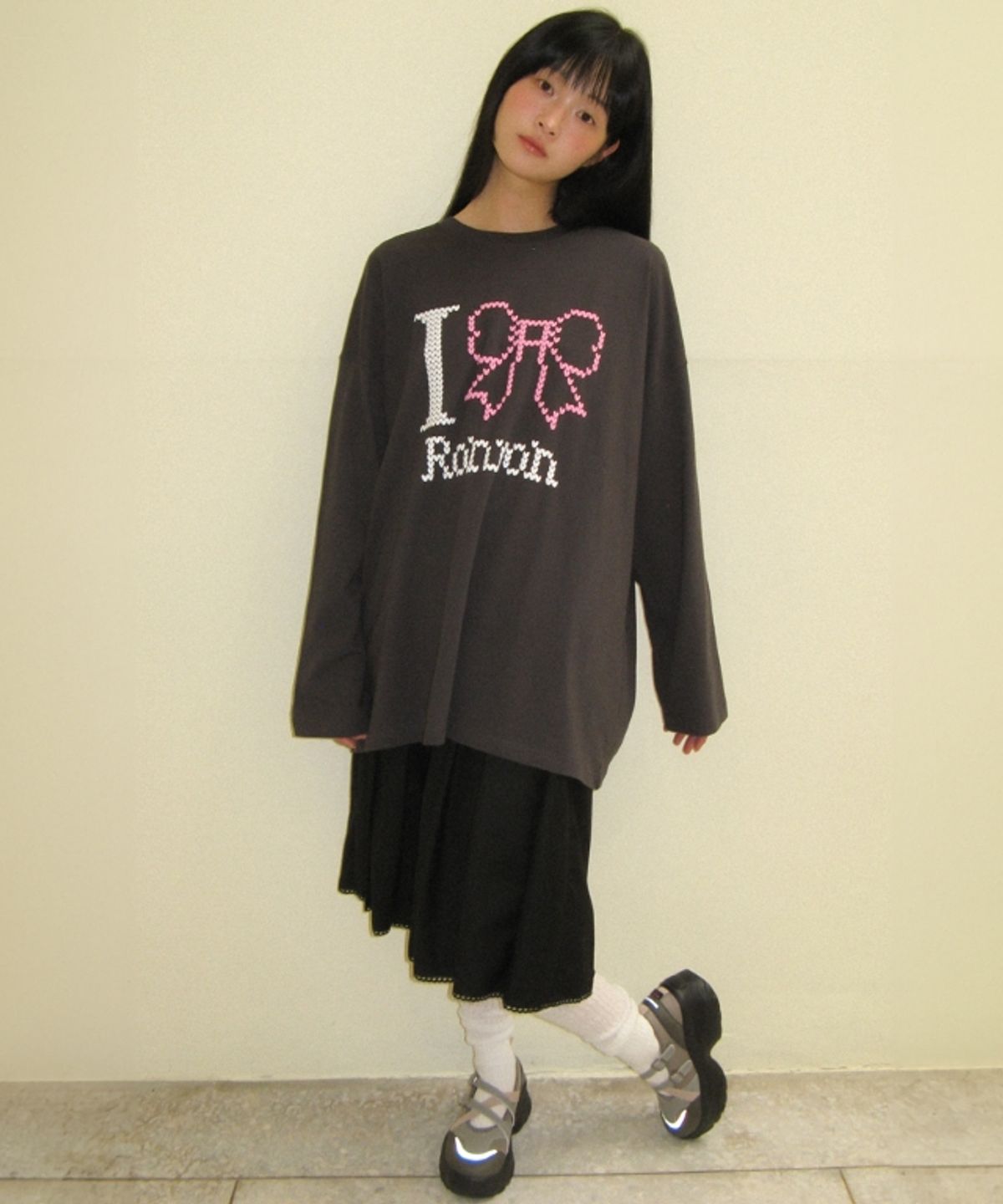 론론(RONRON) I RIBBON OVER FIT LONG SLEEVE T SHIRT CHARCOAL