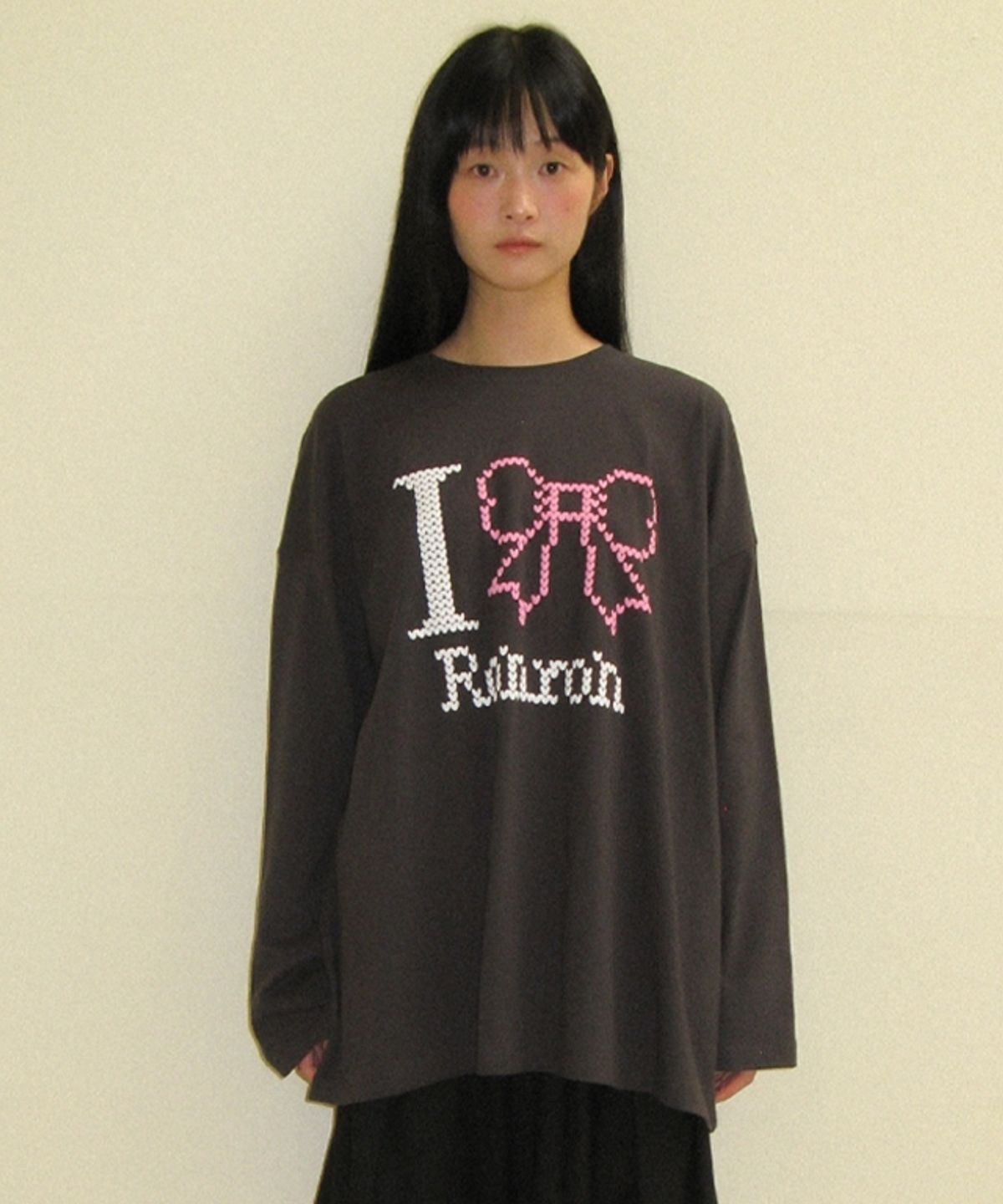 론론(RONRON) I RIBBON OVER FIT LONG SLEEVE T SHIRT CHARCOAL