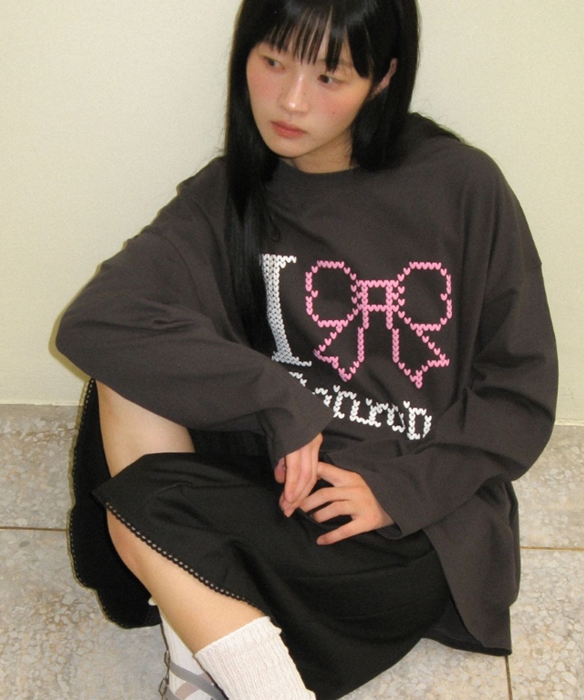론론(RONRON) I RIBBON OVER FIT LONG SLEEVE T SHIRT CHARCOAL