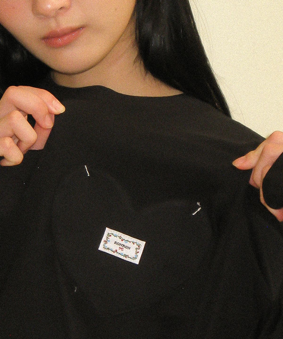 론론(RONRON) HEART POCKET OVER FIT LONG SLEEVE T SHIRT BLACK
