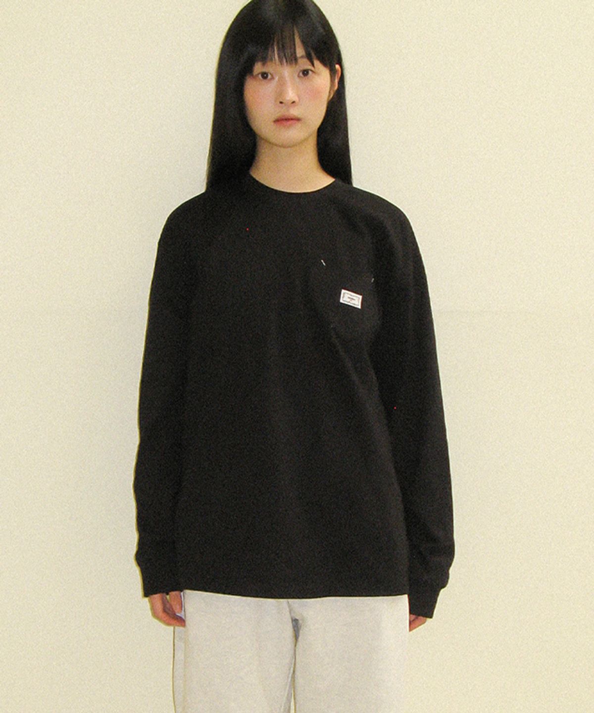 론론(RONRON) HEART POCKET OVER FIT LONG SLEEVE T SHIRT BLACK