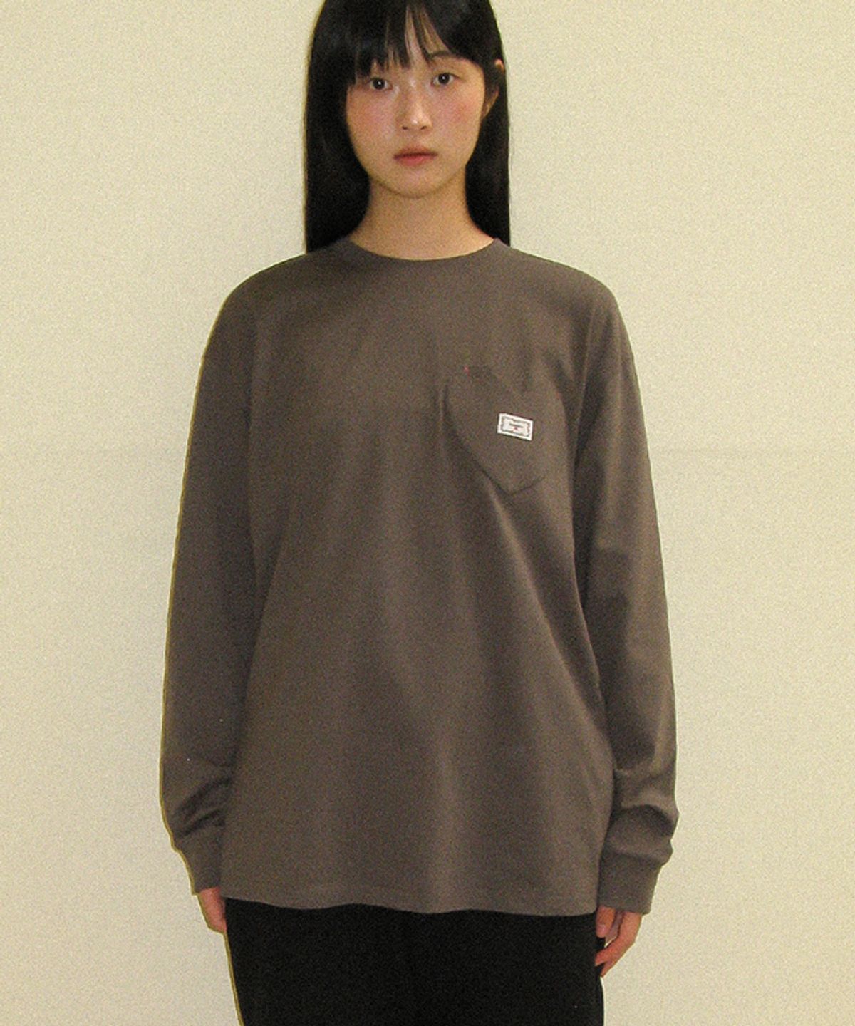 론론(RONRON) HEART POCKET OVER FIT LONG SLEEVE T SHIRT CHARCOAL