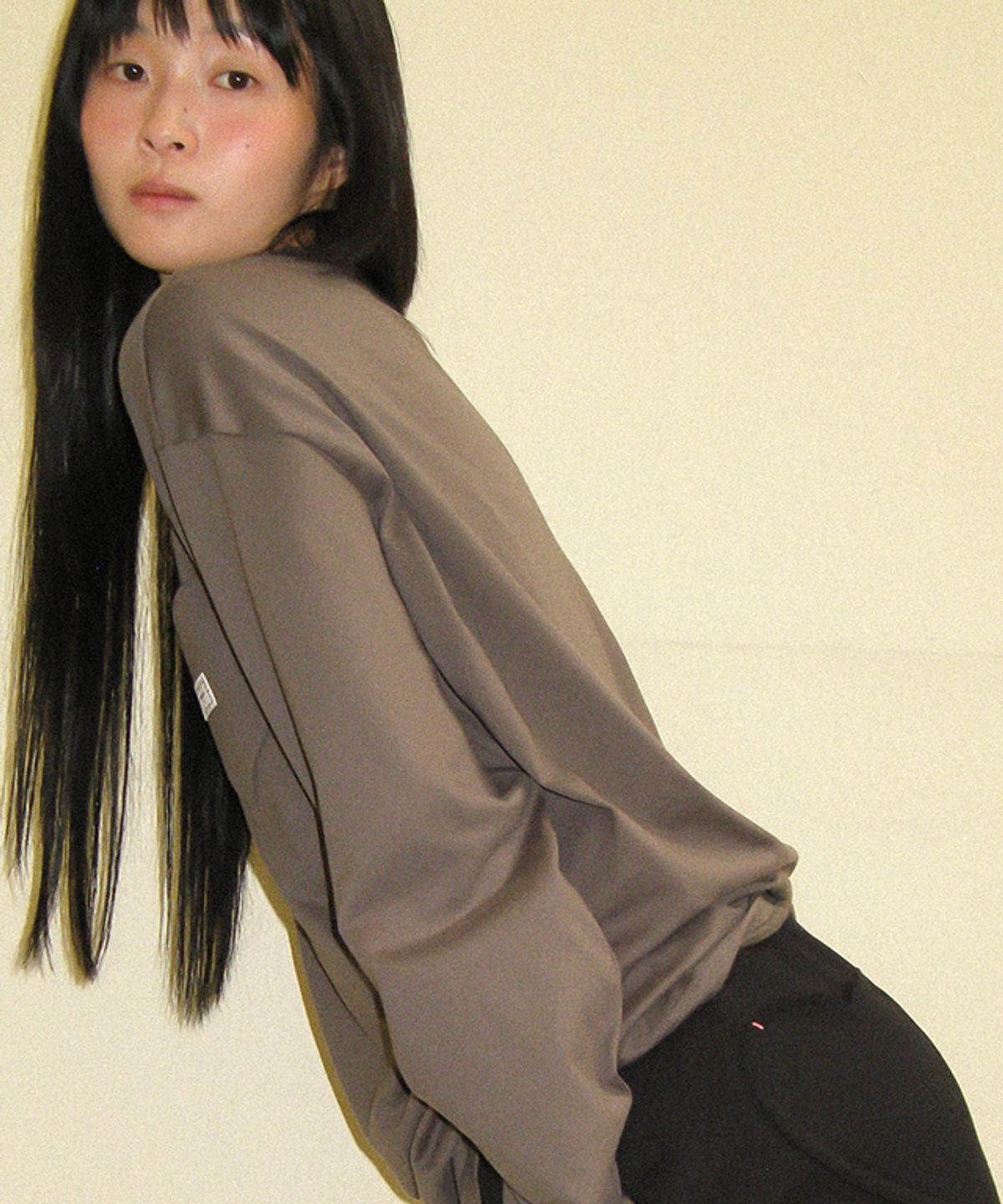 론론(RONRON) HEART POCKET OVER FIT LONG SLEEVE T SHIRT CHARCOAL
