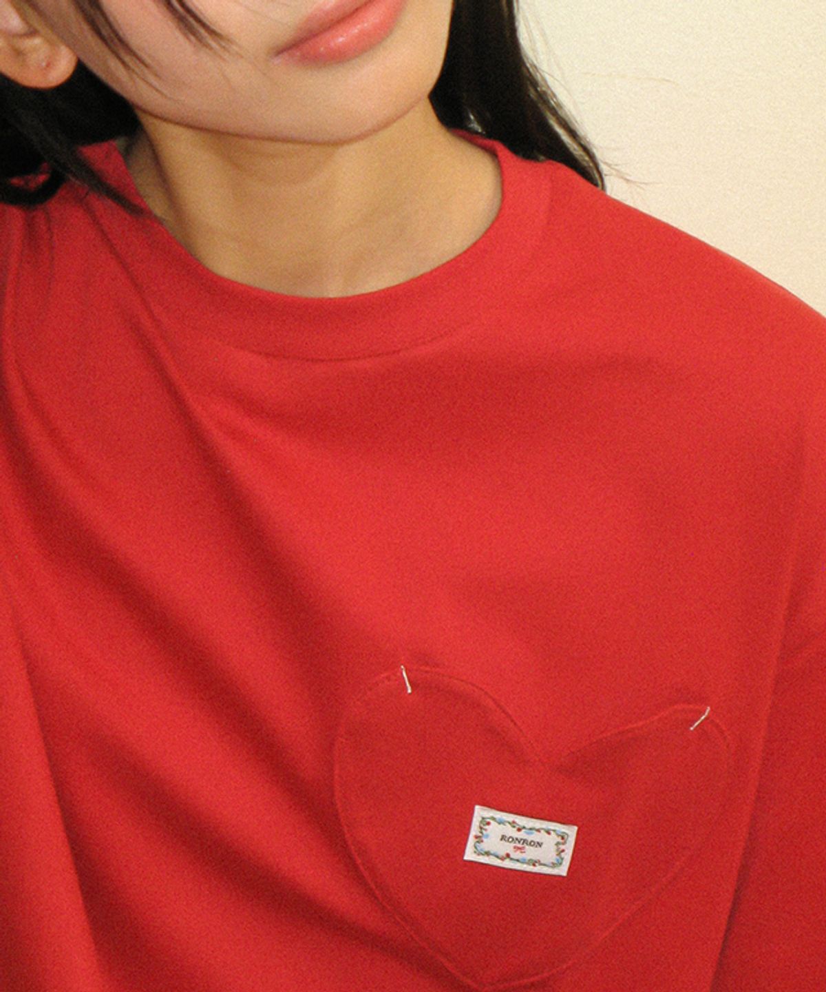 론론(RONRON) HEART POCKET OVER FIT LONG SLEEVE T SHIRT RED