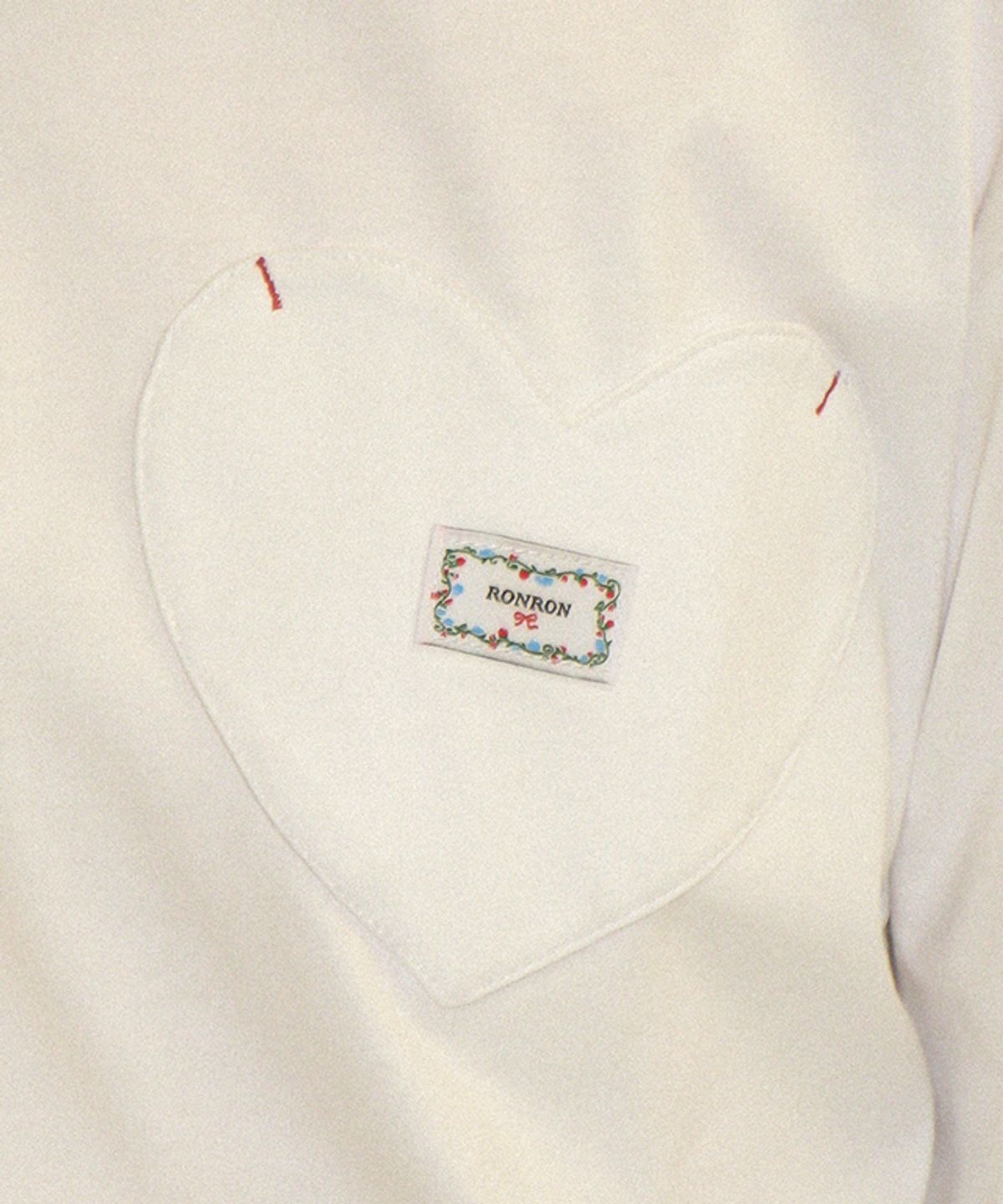 론론(RONRON) HEART POCKET OVER FIT LONG SLEEVE T SHIRT WHITE