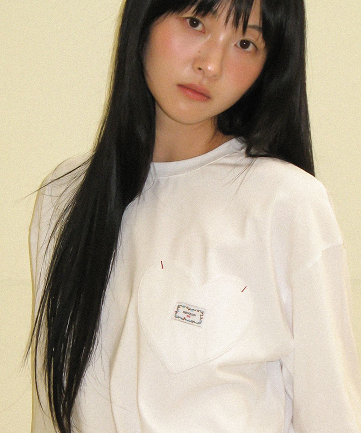 론론(RONRON) HEART POCKET OVER FIT LONG SLEEVE T SHIRT WHITE