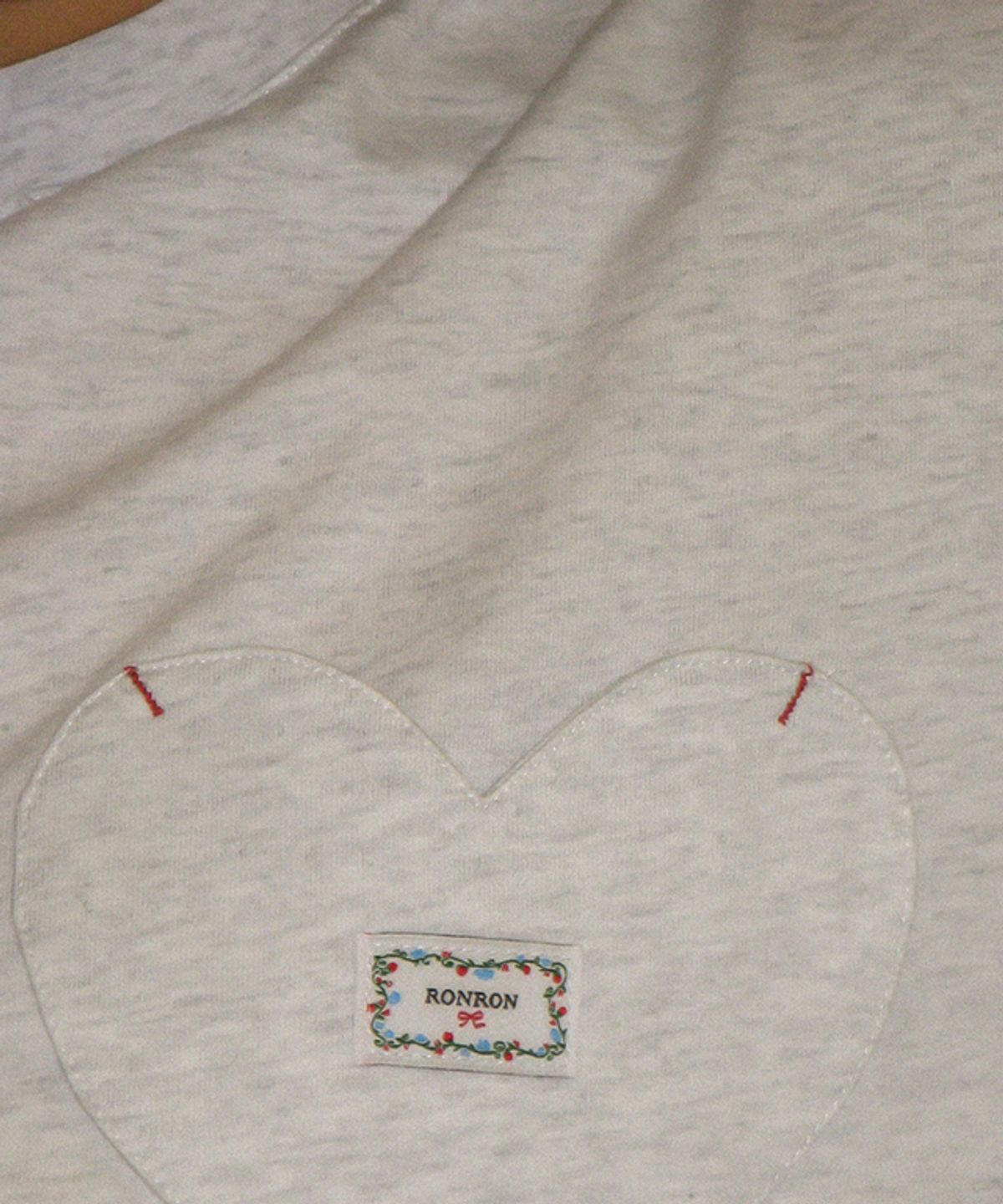 론론(RONRON) HEART POCKET OVER FIT LONG SLEEVE T SHIRT WHITE MELANGE