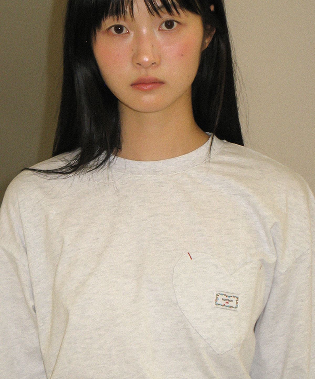 론론(RONRON) HEART POCKET OVER FIT LONG SLEEVE T SHIRT WHITE MELANGE