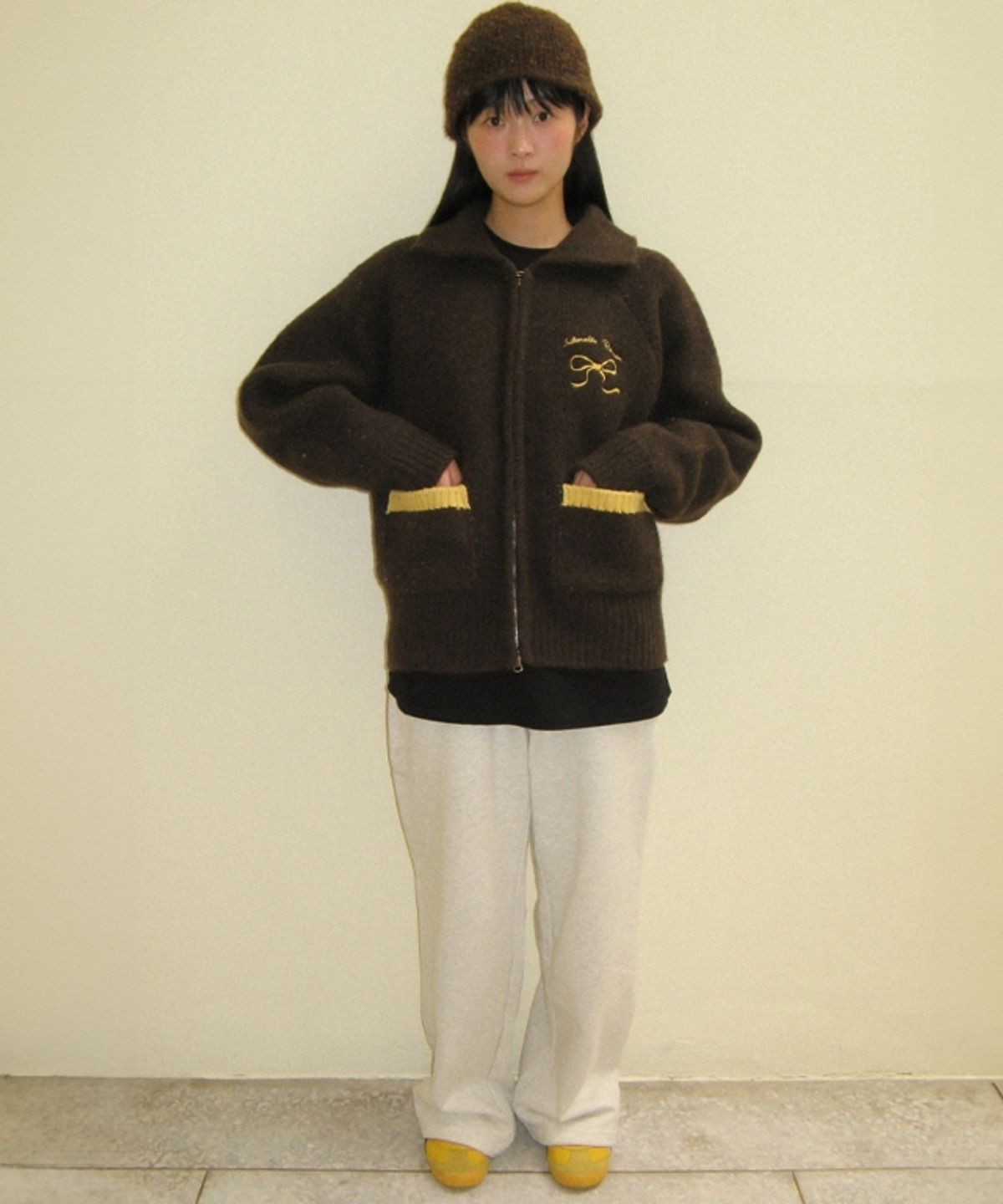 론론(RONRON) BACK HEART RIBBON COWICHAN KNIT ZIP UP BROWN YELLOW