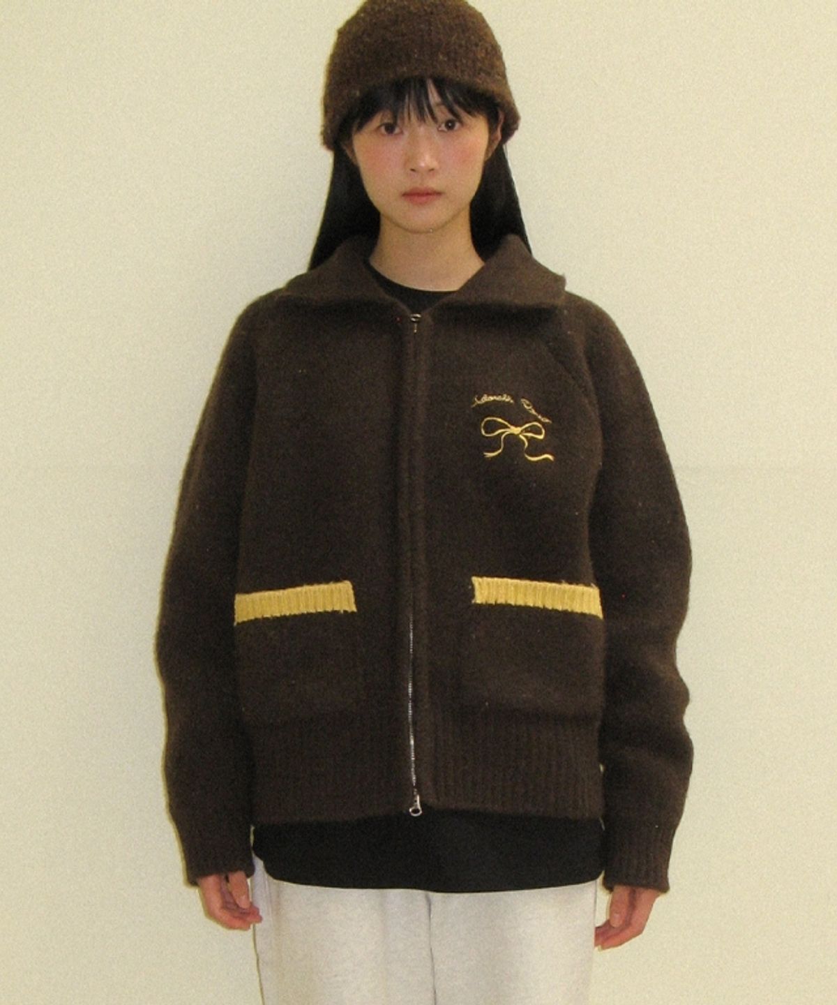 론론(RONRON) BACK HEART RIBBON COWICHAN KNIT ZIP UP BROWN YELLOW
