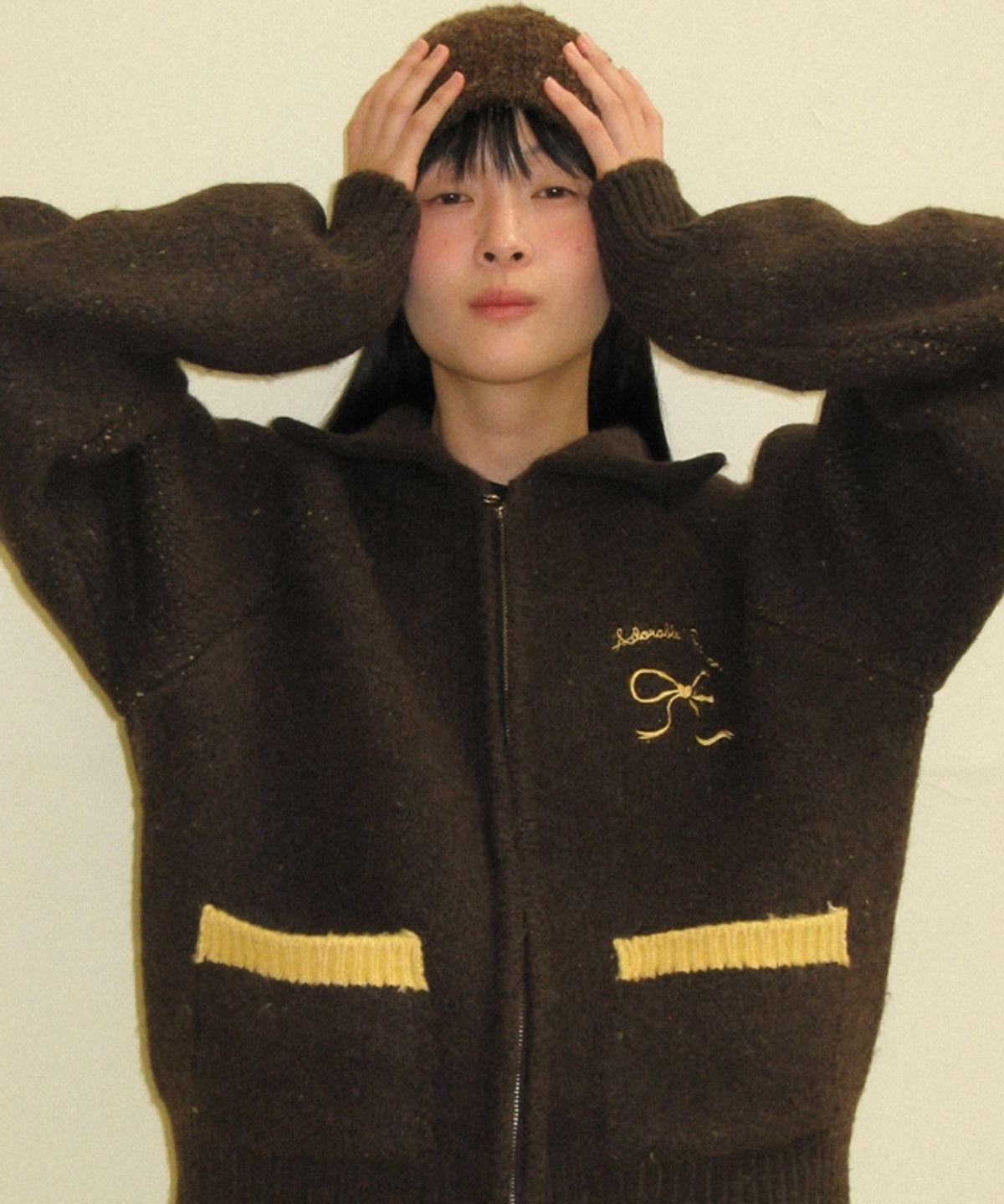 론론(RONRON) BACK HEART RIBBON COWICHAN KNIT ZIP UP BROWN YELLOW