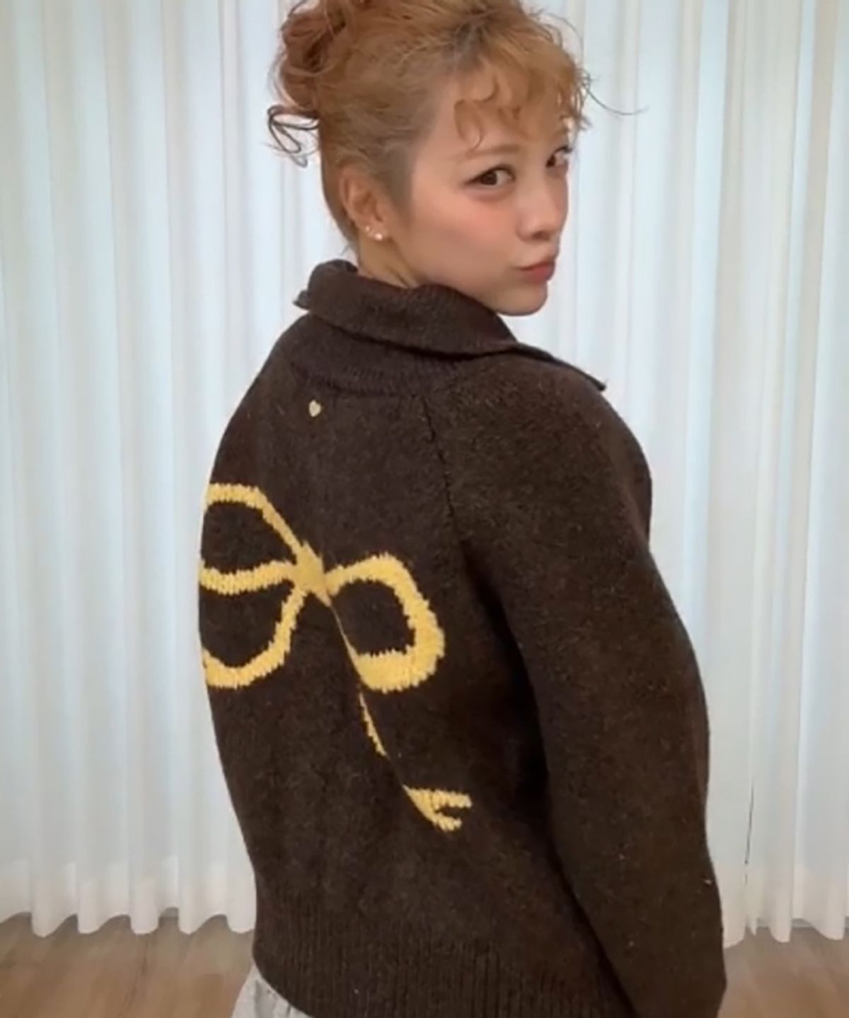 론론(RONRON) BACK HEART RIBBON COWICHAN KNIT ZIP UP BROWN YELLOW
