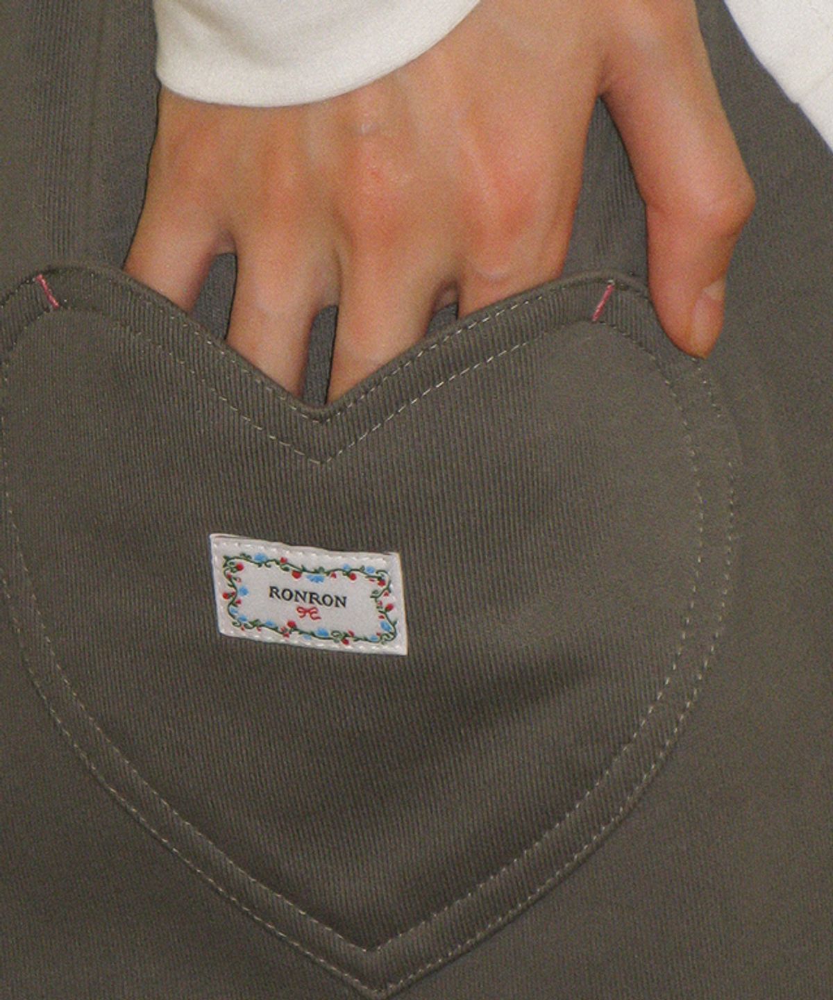 론론(RONRON) BACK HEART STITCH POCKET SWEAT JOGGER PANTS CHARCOAL