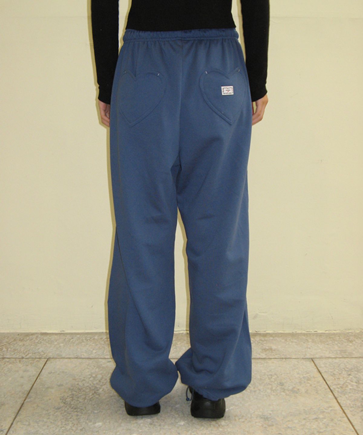 론론(RONRON) BACK HEART STITCH POCKET SWEAT JOGGER PANTS DUSTY BLUE