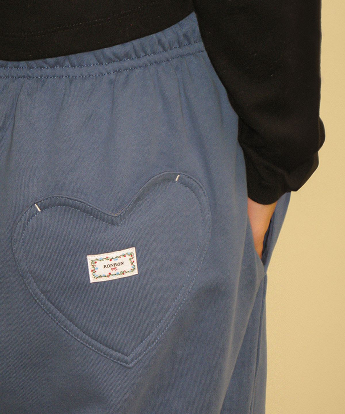 론론(RONRON) BACK HEART STITCH POCKET SWEAT JOGGER PANTS DUSTY BLUE