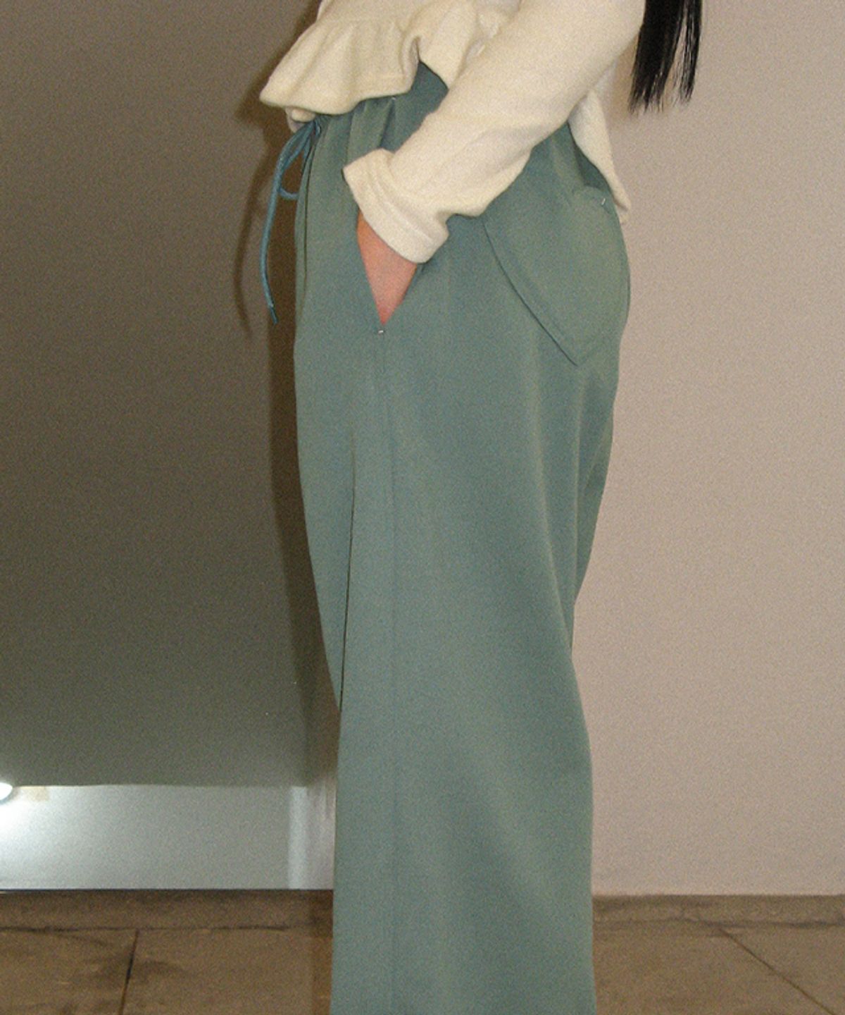 론론(RONRON) BACK HEART STITCH POCKET SWEAT JOGGER PANTS DUSTY GREEN