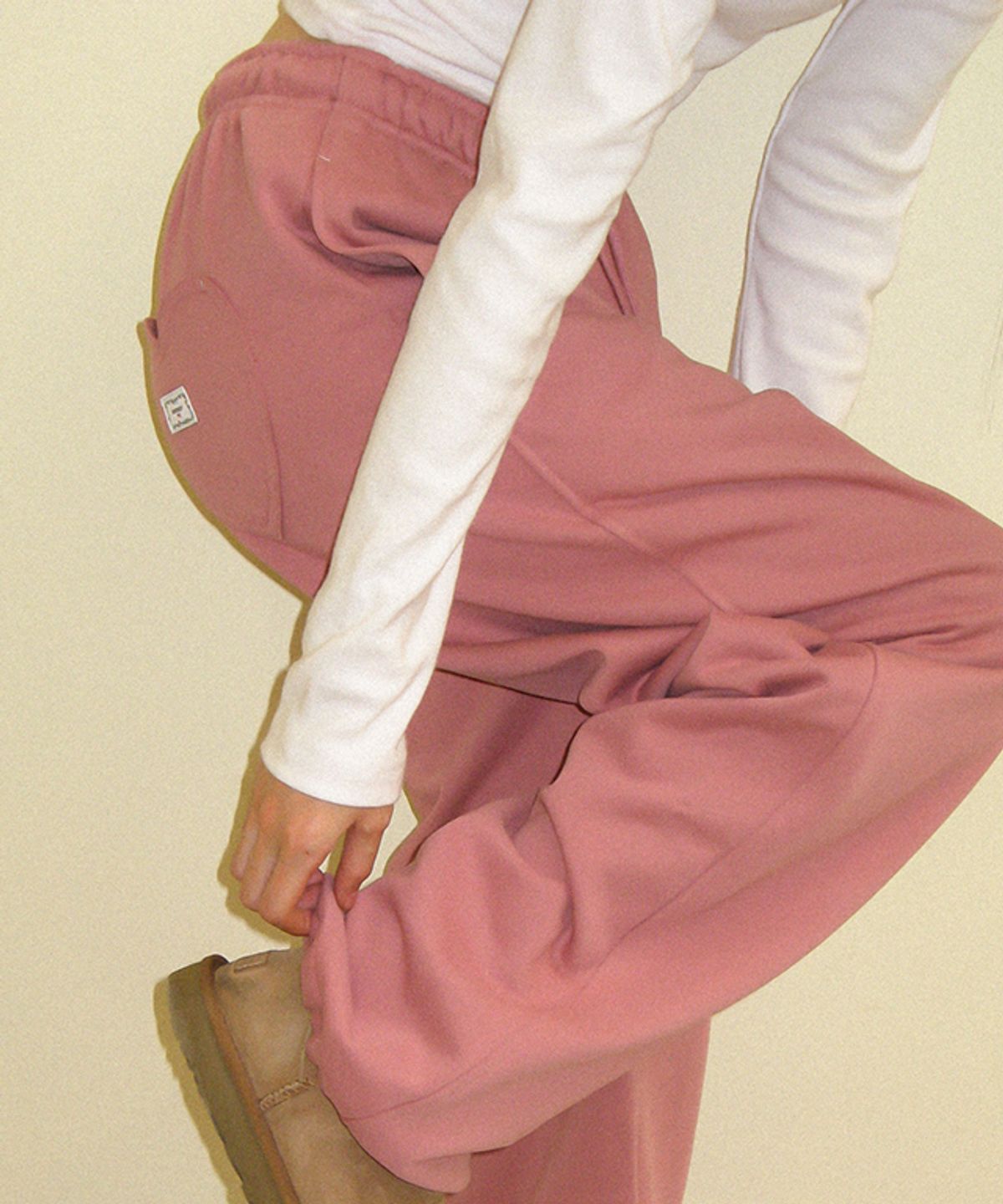론론(RONRON) BACK HEART STITCH POCKET SWEAT JOGGER PANTS DUSTY PINK
