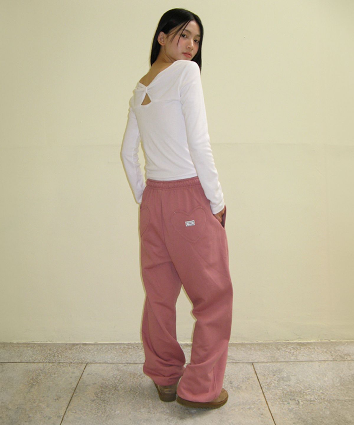 론론(RONRON) BACK HEART STITCH POCKET SWEAT JOGGER PANTS DUSTY PINK