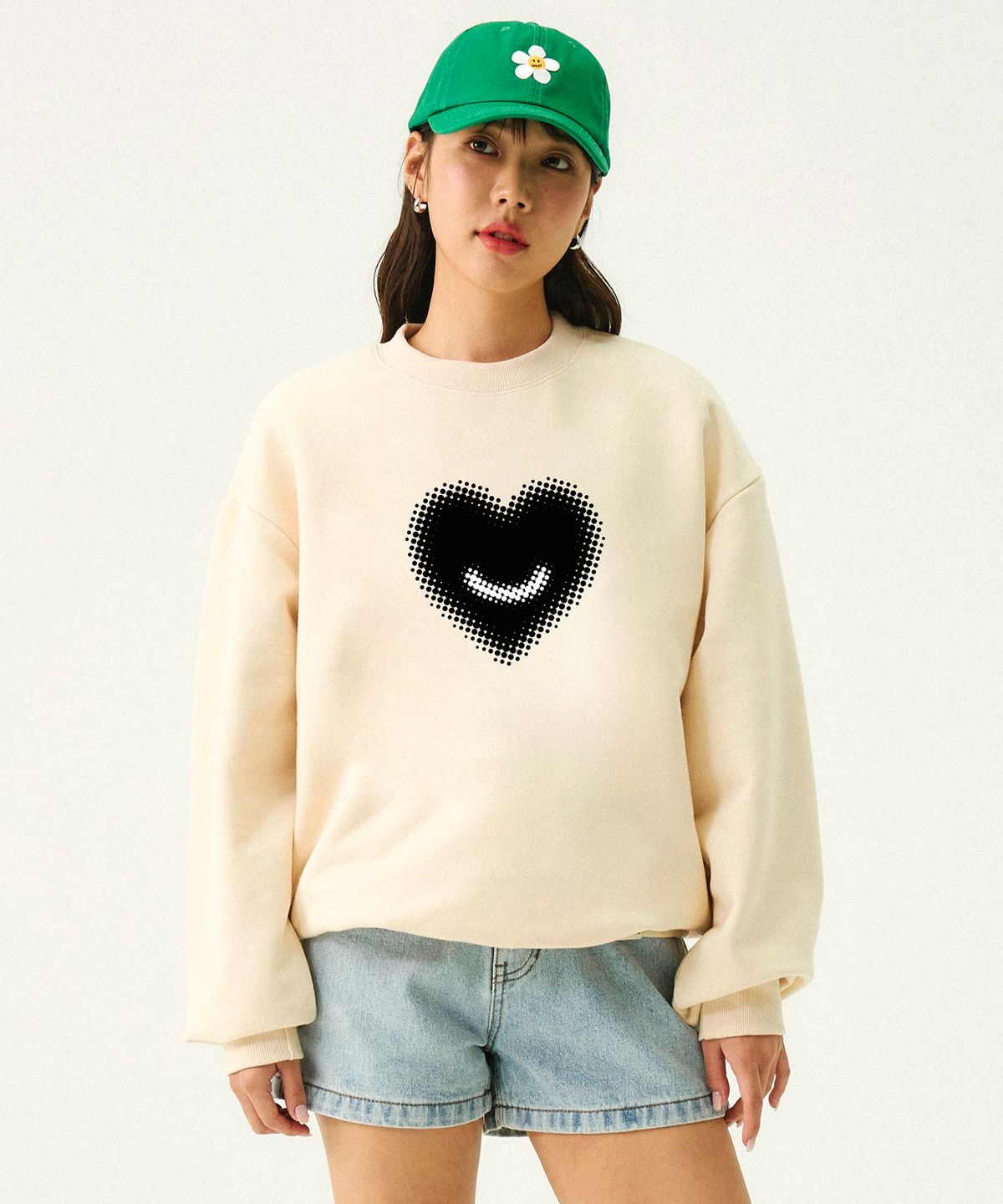 그레이버(GRAVER) [UNISEX]도트 실루엣 하트 맨투맨_크림