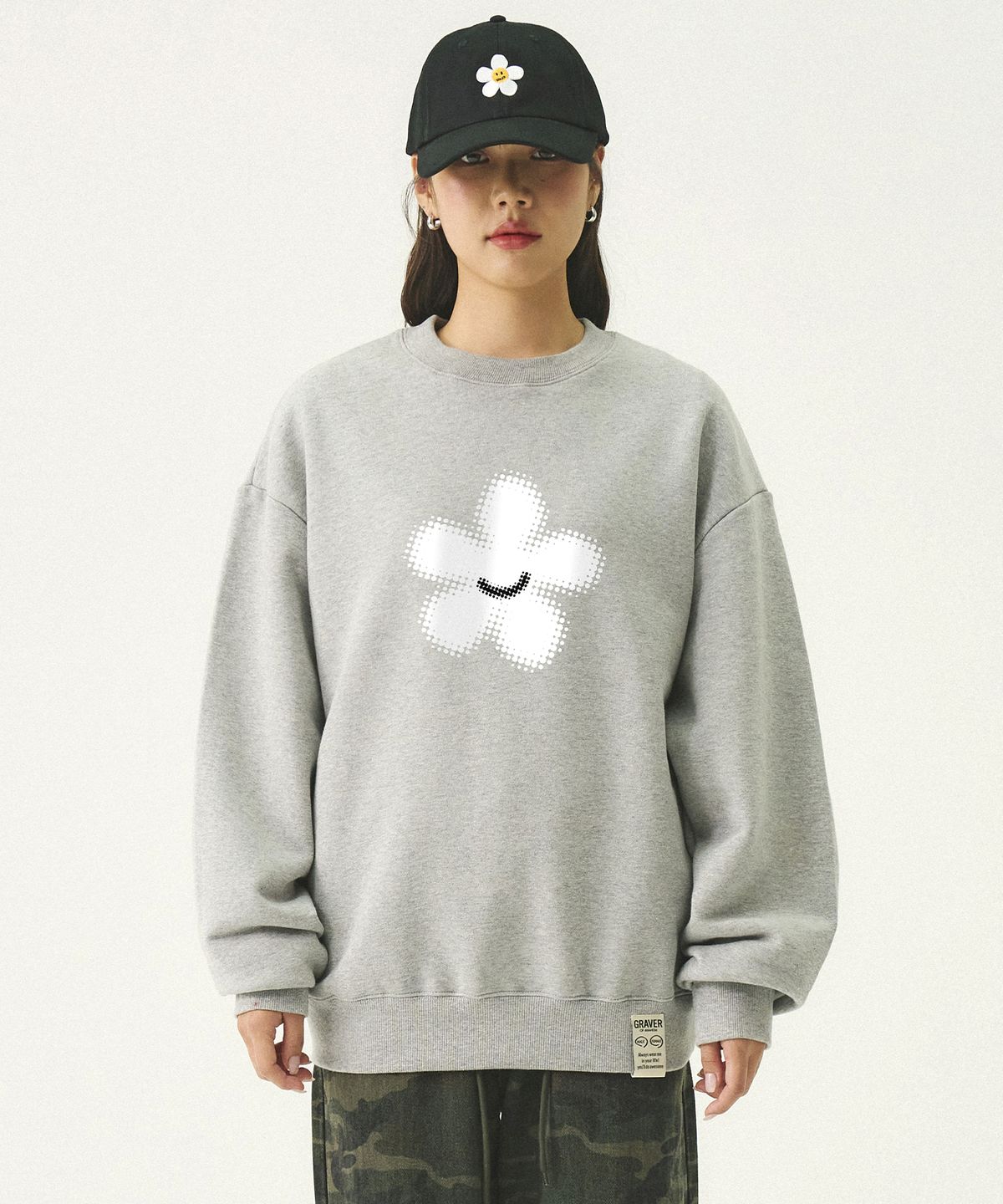 그레이버(GRAVER) [UNISEX]도트 실루엣 플라워 맨투맨_그레이