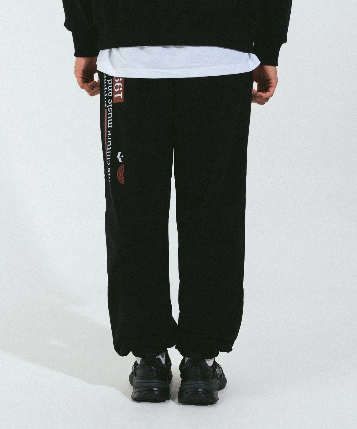 켄다(KENDA) SLASH LOGO SWEATPANTS (BLACK)