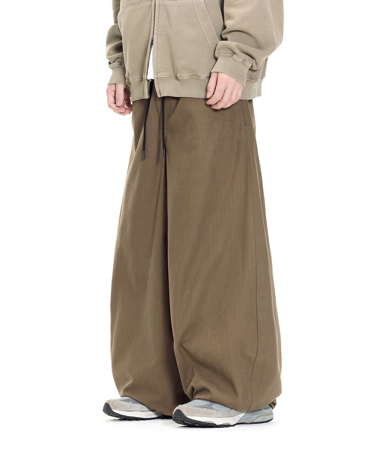 기철(KICHUL) V AND V BALLOON PANTS (DARK BEIGE)