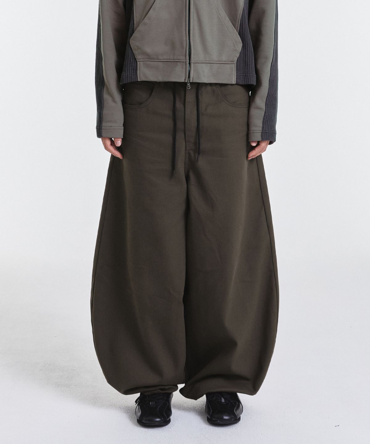 기철(KICHUL) STURDY BALLOON PANTS (DARK KHAKI)