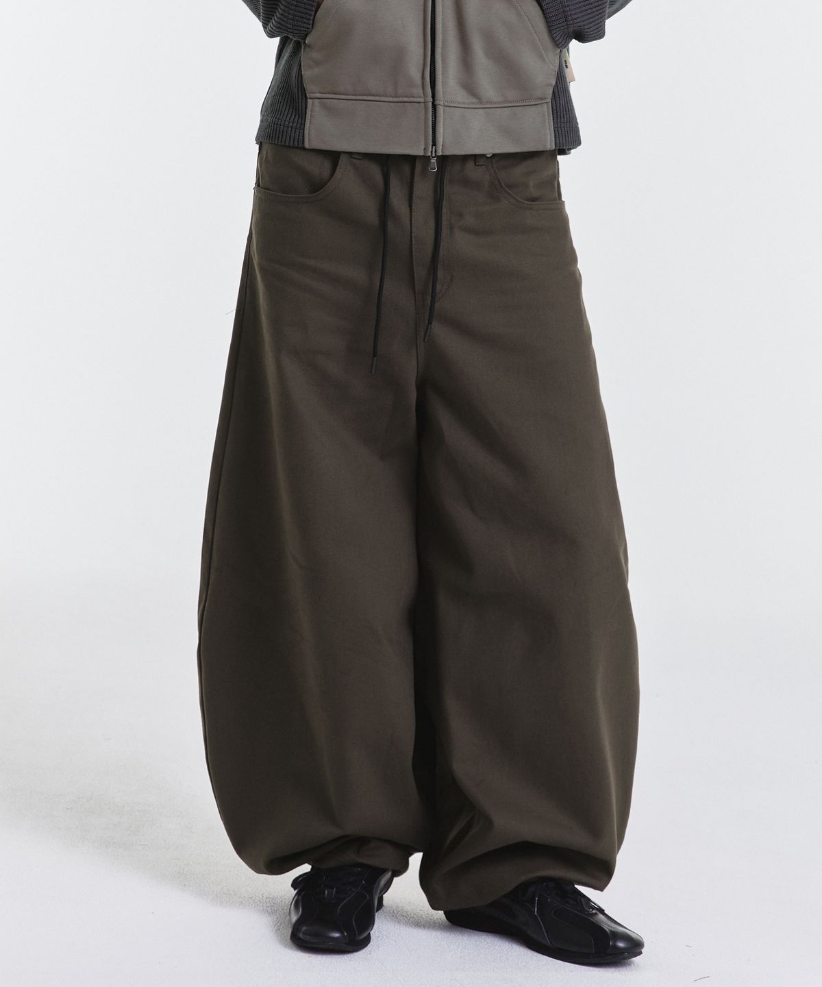 기철(KICHUL) STURDY BALLOON PANTS (DARK KHAKI)