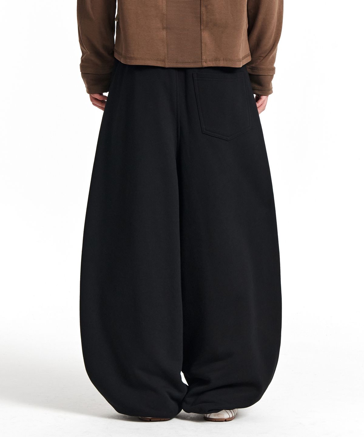 기철(KICHUL) EASIER BALLOON SWEAT PANTS (BLACK)