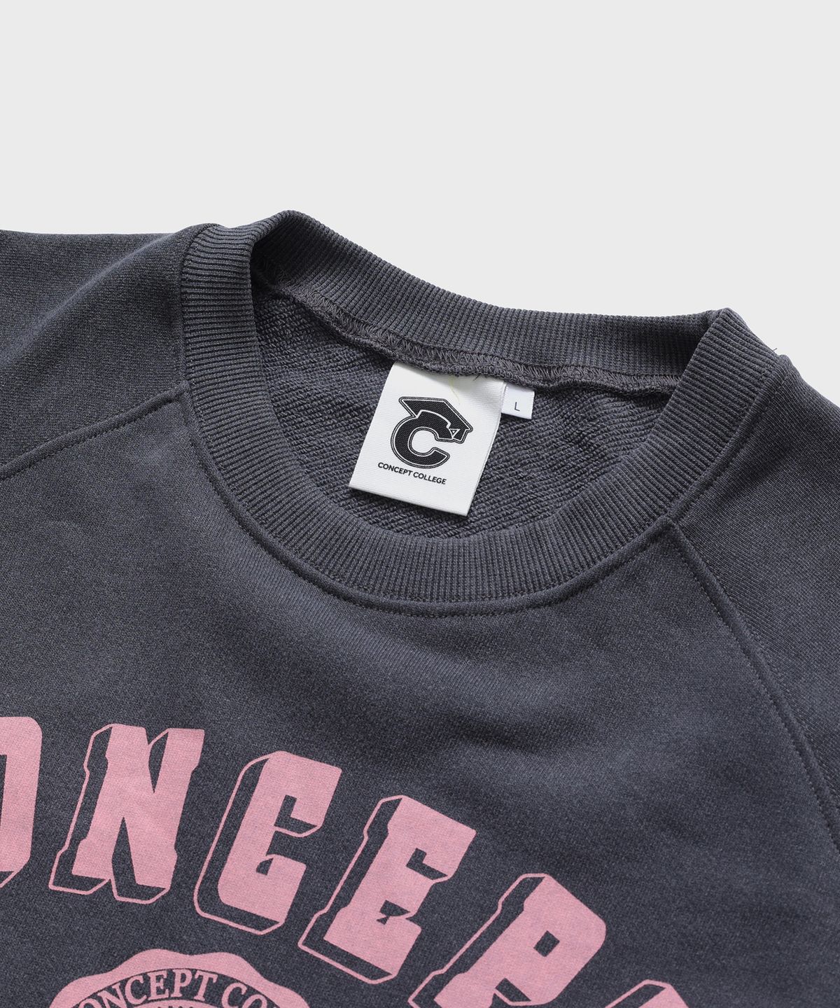 컨셉트컬리지(CONCEPTCOLLEGE) 클래식 빅 로고 피그먼트 래글런 스웨트셔츠_빈티지차콜 [남녀공용]