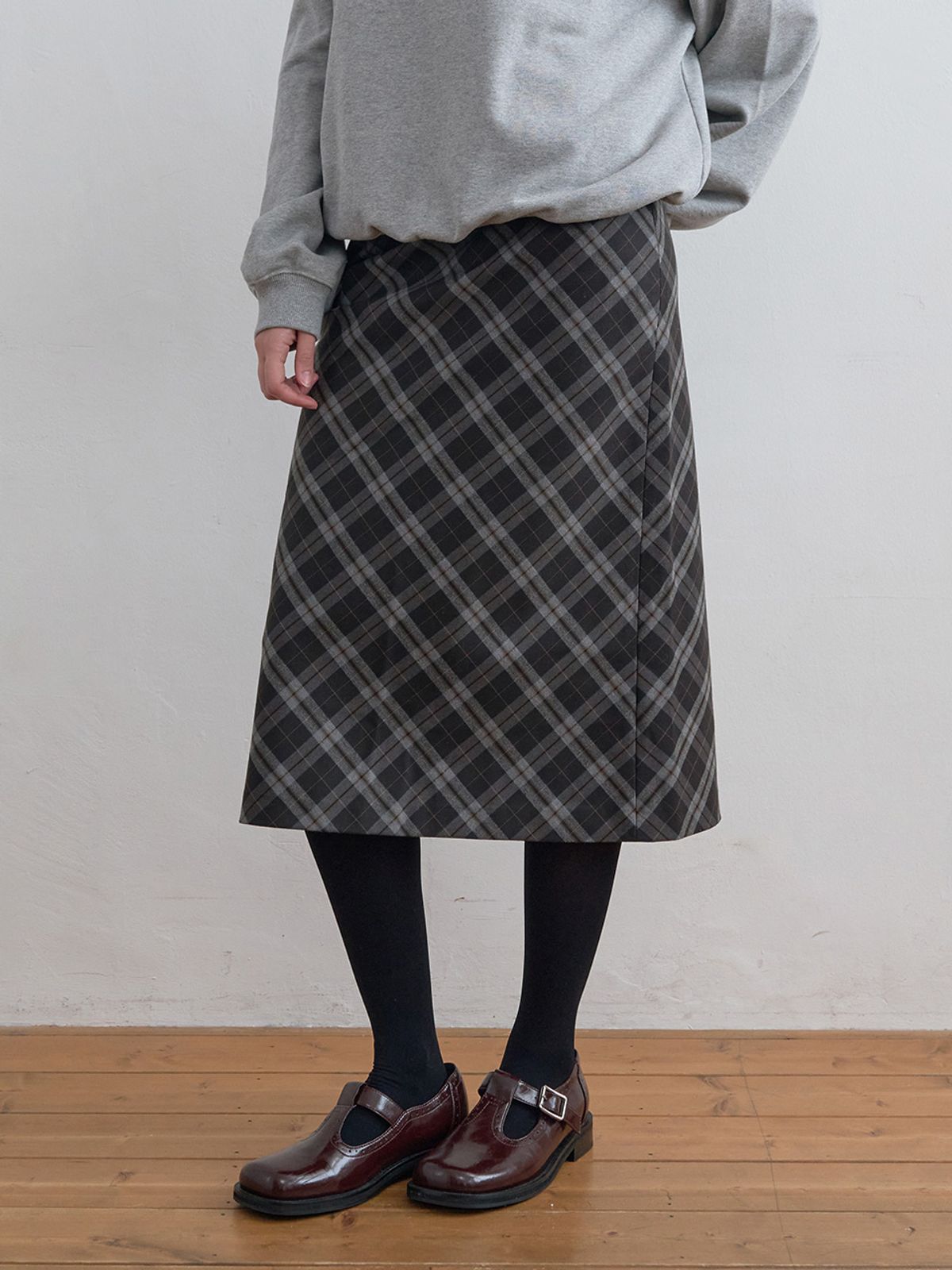 기준(KIJUN) Check Midi Skirt Charcoal