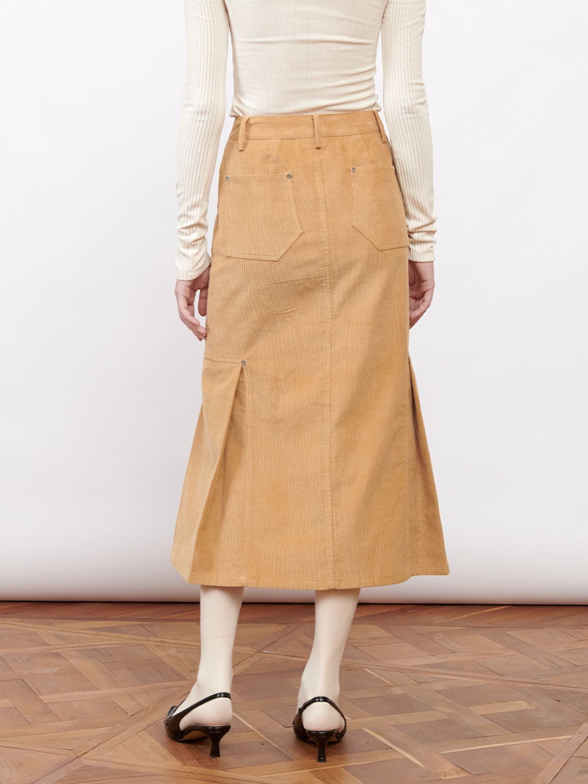 기준(KIJUN) Corduroy Tucked Midi Skirt Camel
