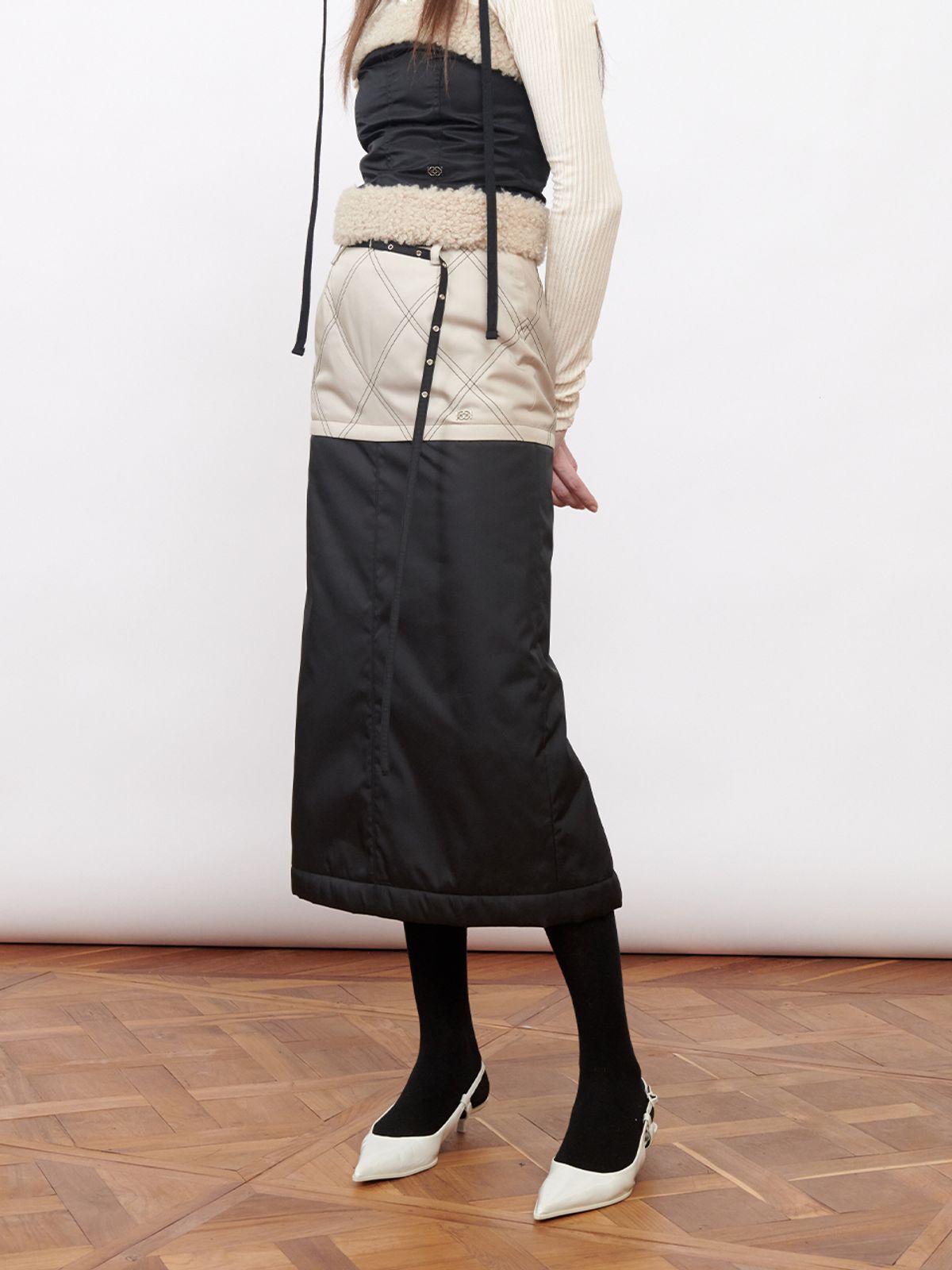 기준(KIJUN) Quilted Midi Skirt Beige Black
